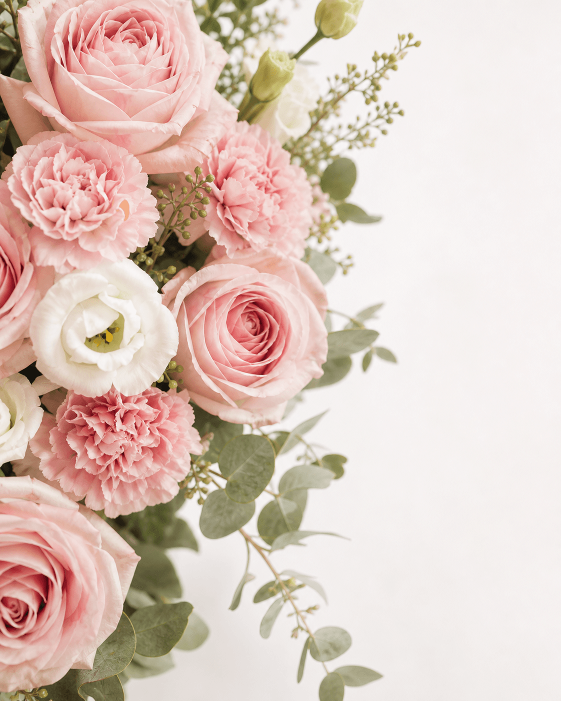 Detalle de flores rosa y marfil con follaje verde